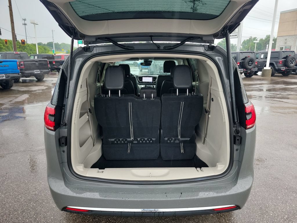Used 2022 Chrysler Pacifica Touring-L FWD image 6