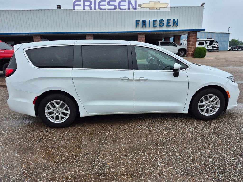 Used 2023 Chrysler Pacifica Touring-L image 7
