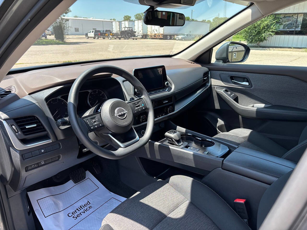 Used 2023 Nissan Rogue SV image 9