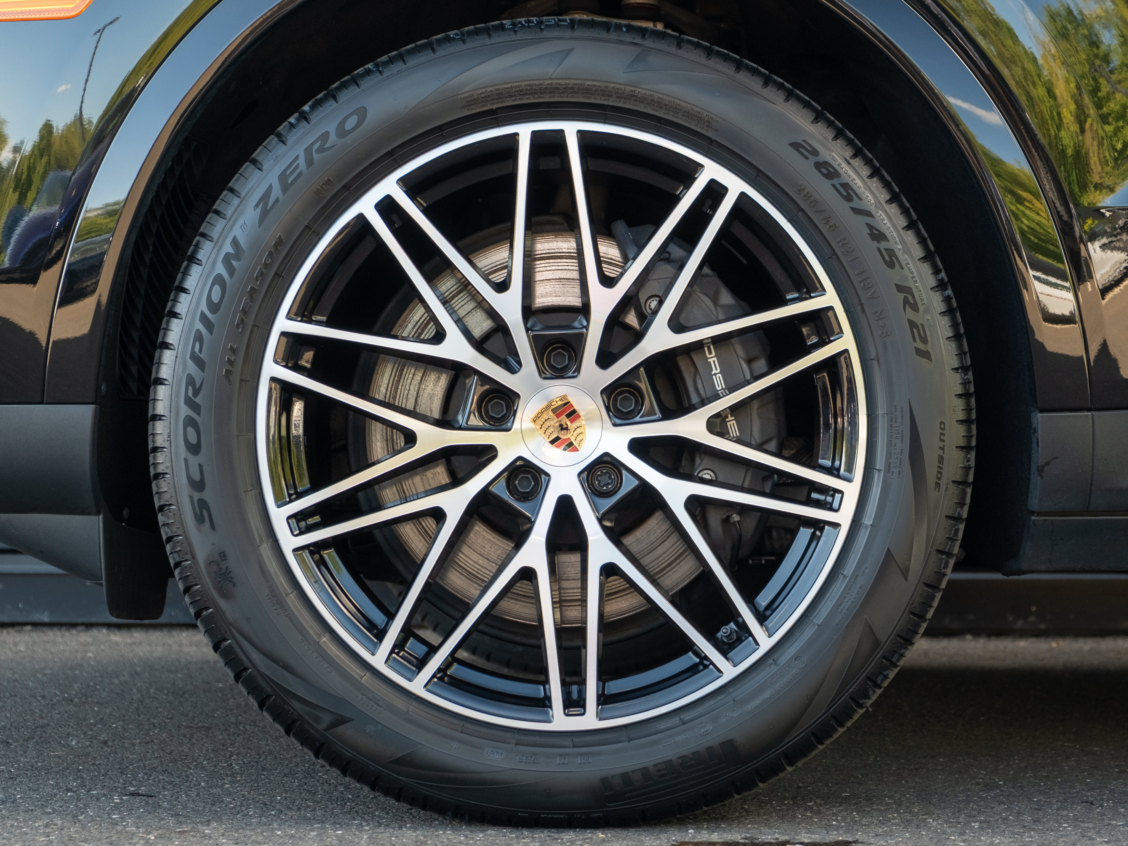 Certified 2025 Porsche Cayenne w/ Premium Package AWD/4WD image 12