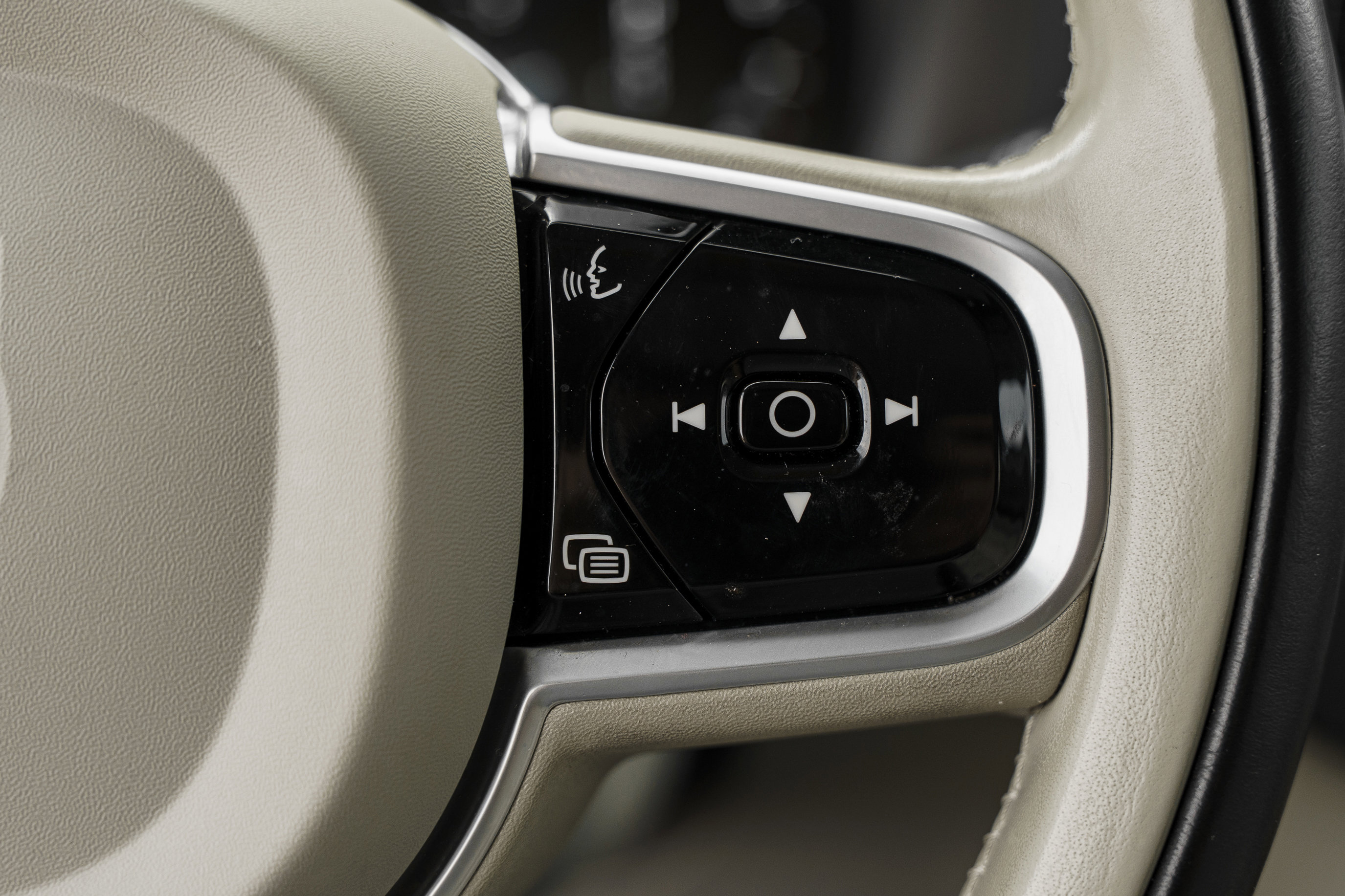 Used 2022 Volvo XC90 T6 Momentum w/ Advanced Package image 18