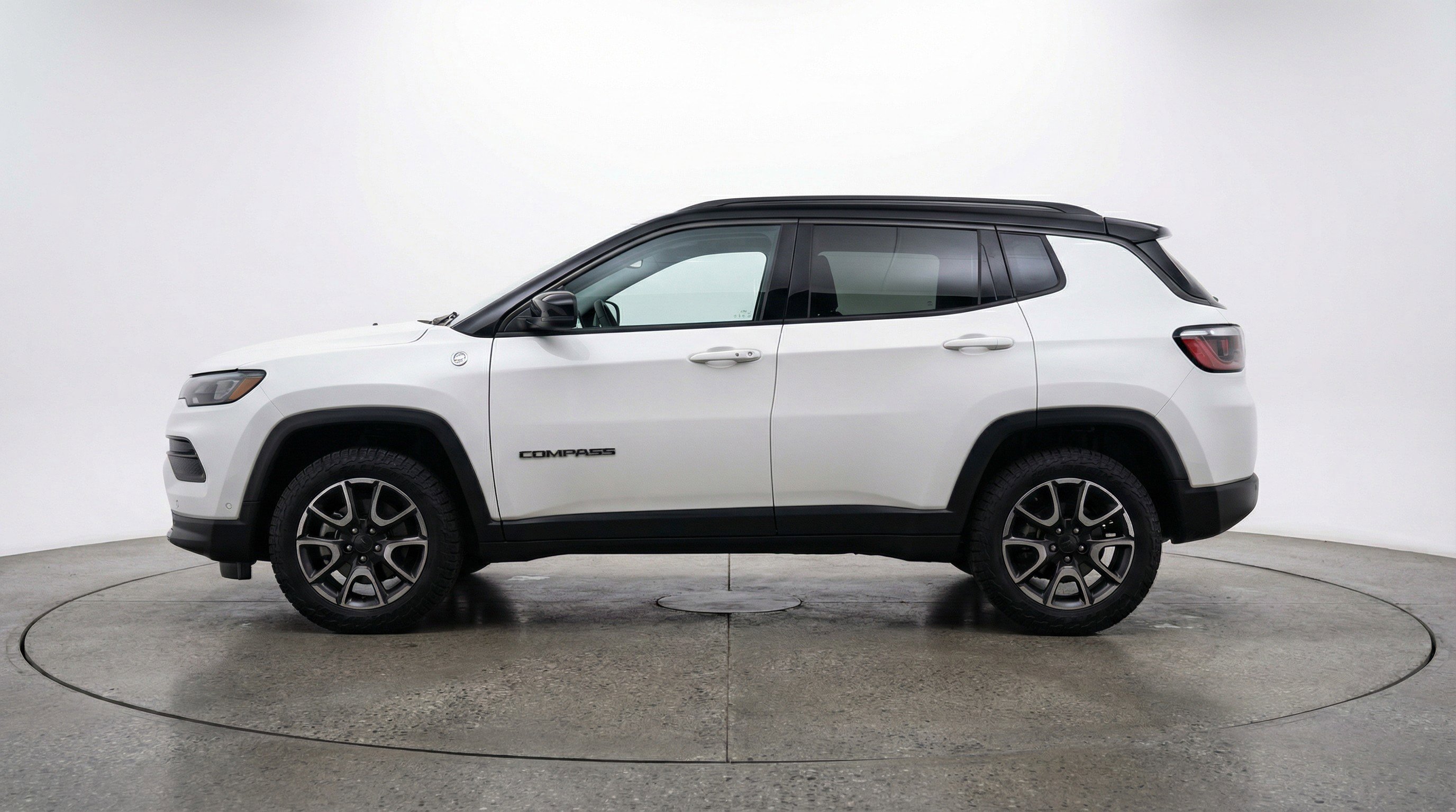 Used 2025 Jeep Compass Trailhawk AWD/4WD image 5