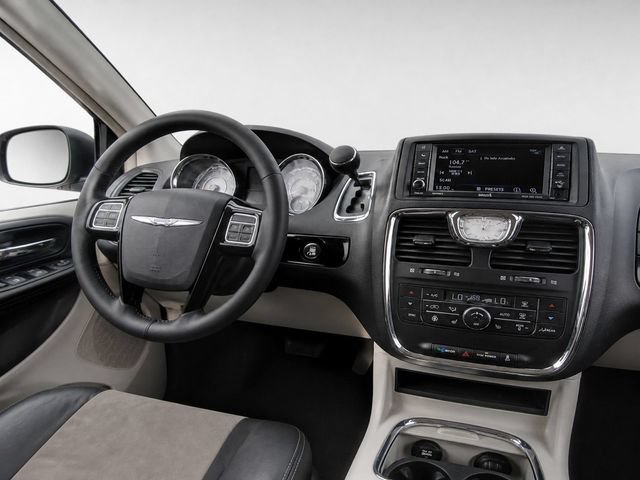 Used 2016 Chrysler Town & Country Limited FWD image 19