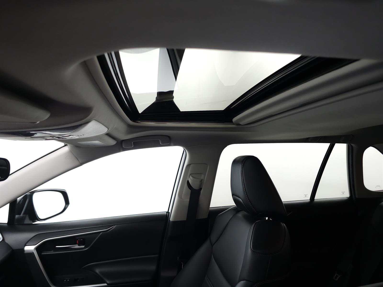 Used 2021 Toyota RAV4 XLE Premium w/ Carpet Mat Package (TMS) FWD image 5