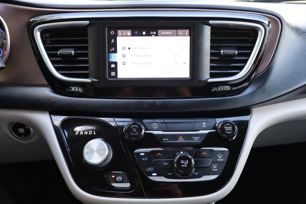 Used 2022 Chrysler Voyager LX FWD image 34