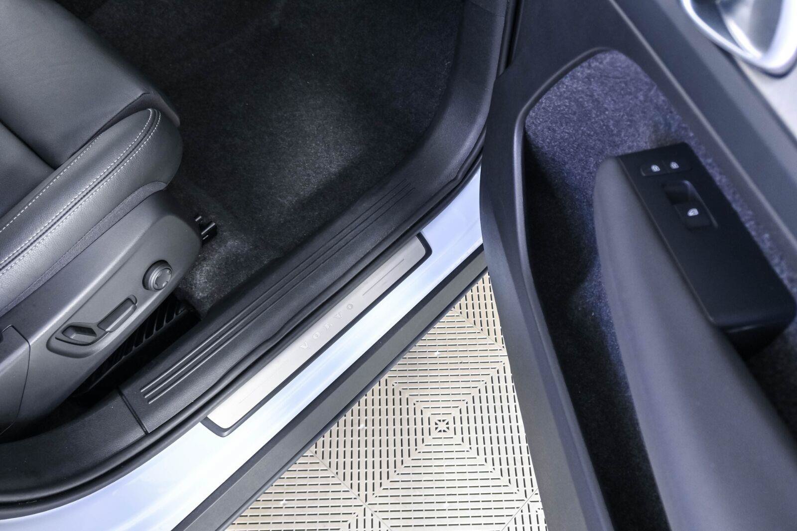 Certified 2026 Volvo XC40 B5 Plus AWD/4WD image 25