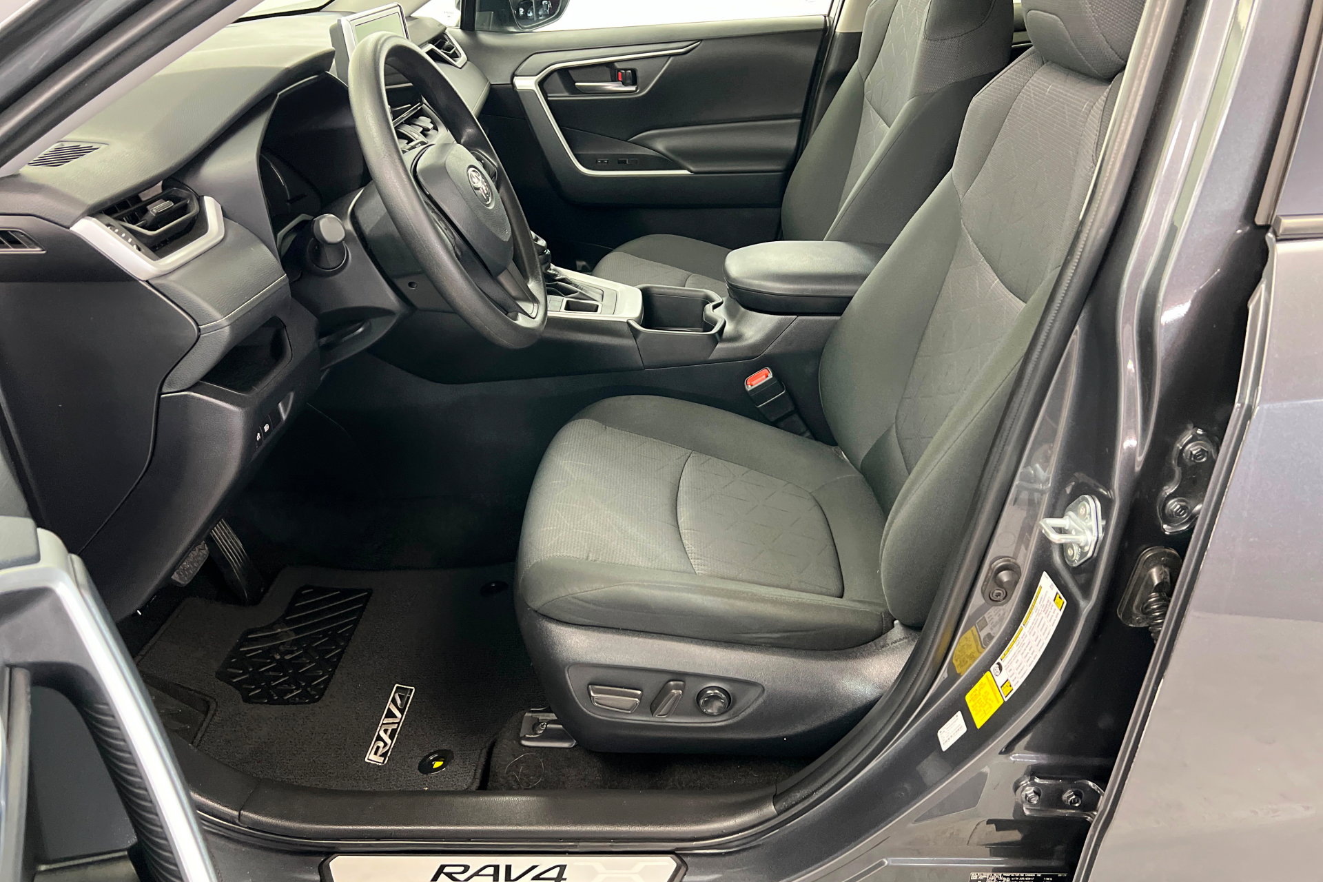 Used 2024 Toyota RAV4 XLE AWD/4WD image 18