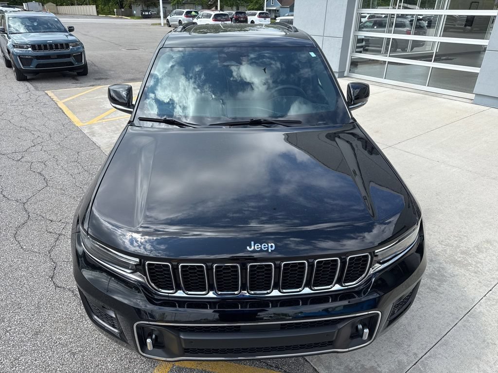 Used 2023 Jeep Grand Cherokee Overland w/ Luxury Tech Group IV AWD/4WD image 10