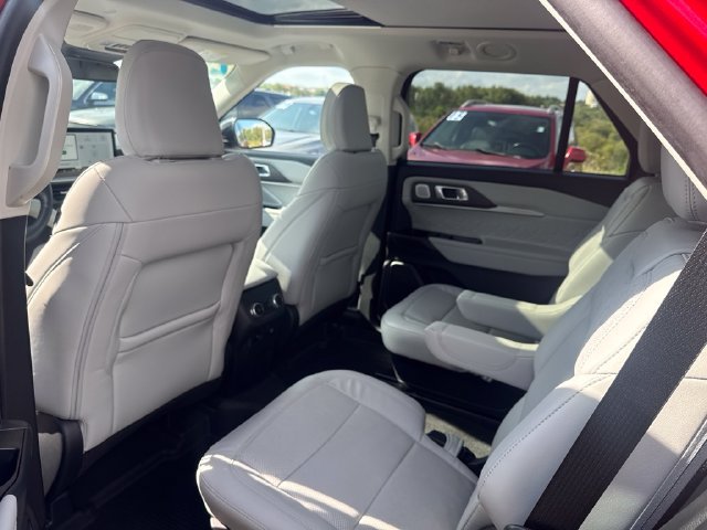 Used 2025 Ford Explorer Platinum w/ Ultimate Package AWD/4WD image 8