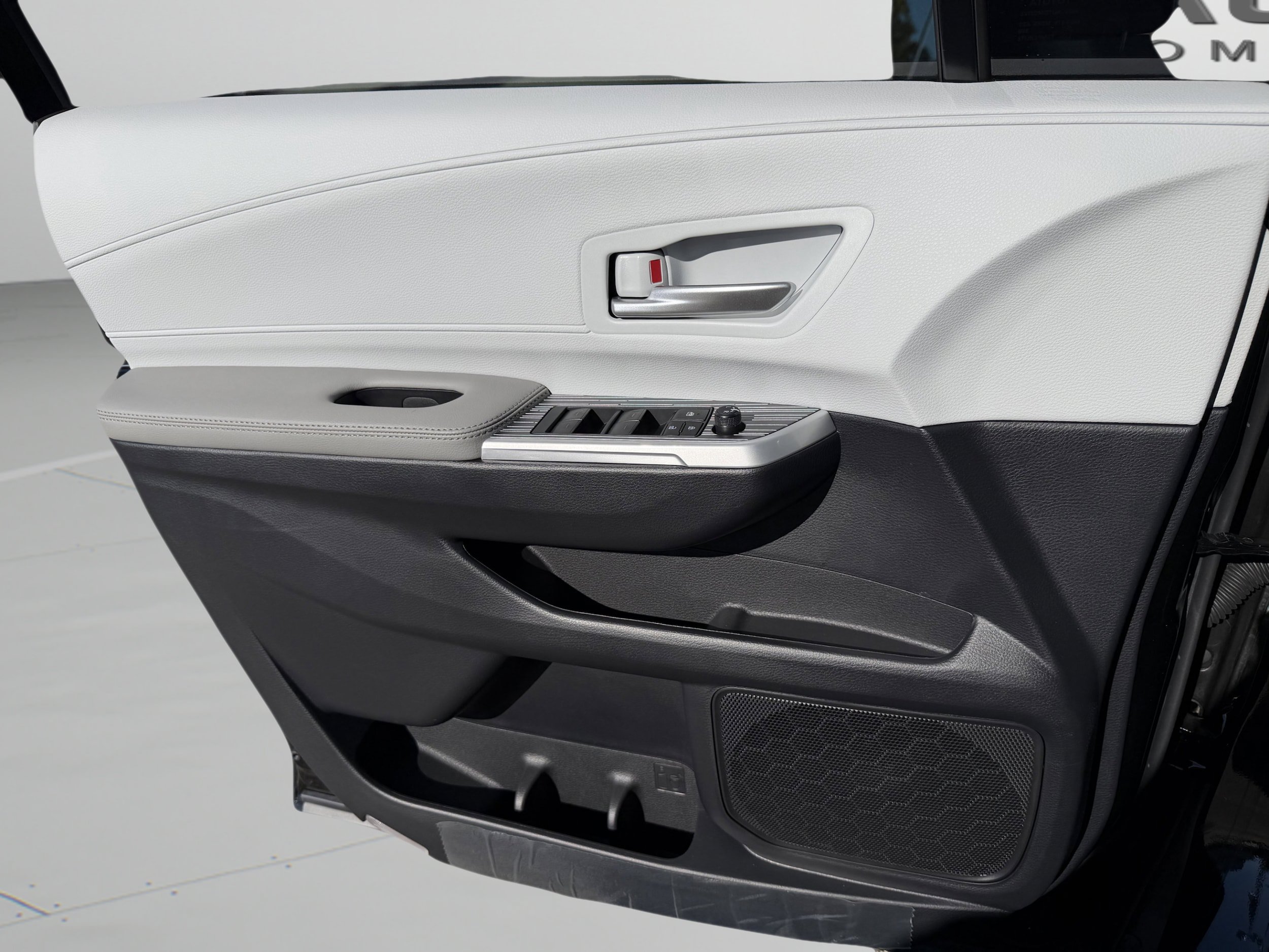 Certified 2025 Toyota Sienna XLE FWD image 23