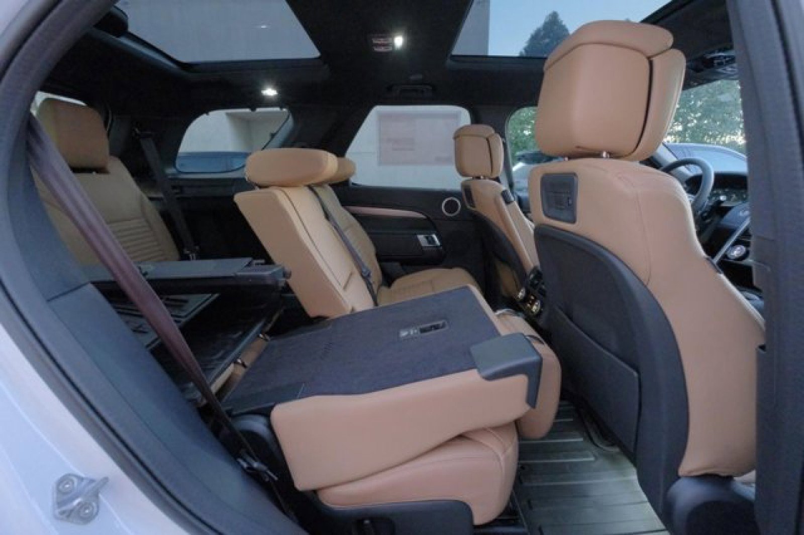 New 2025 Land Rover Discovery Dynamic SE image 17