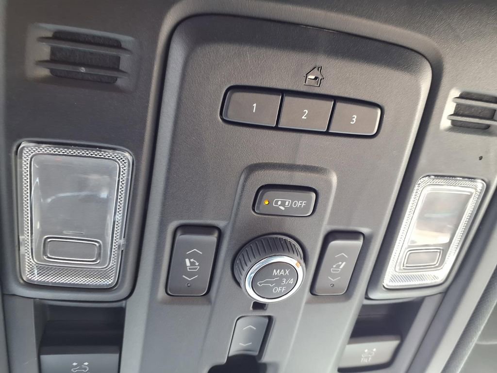 Used 2023 GMC Yukon XL SLT w/ SLT Premium Package image 17