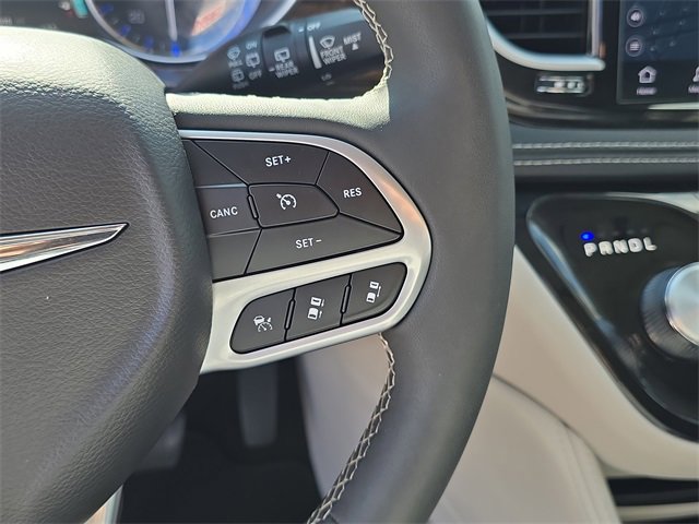 Used 2024 Chrysler Pacifica Limited image 35