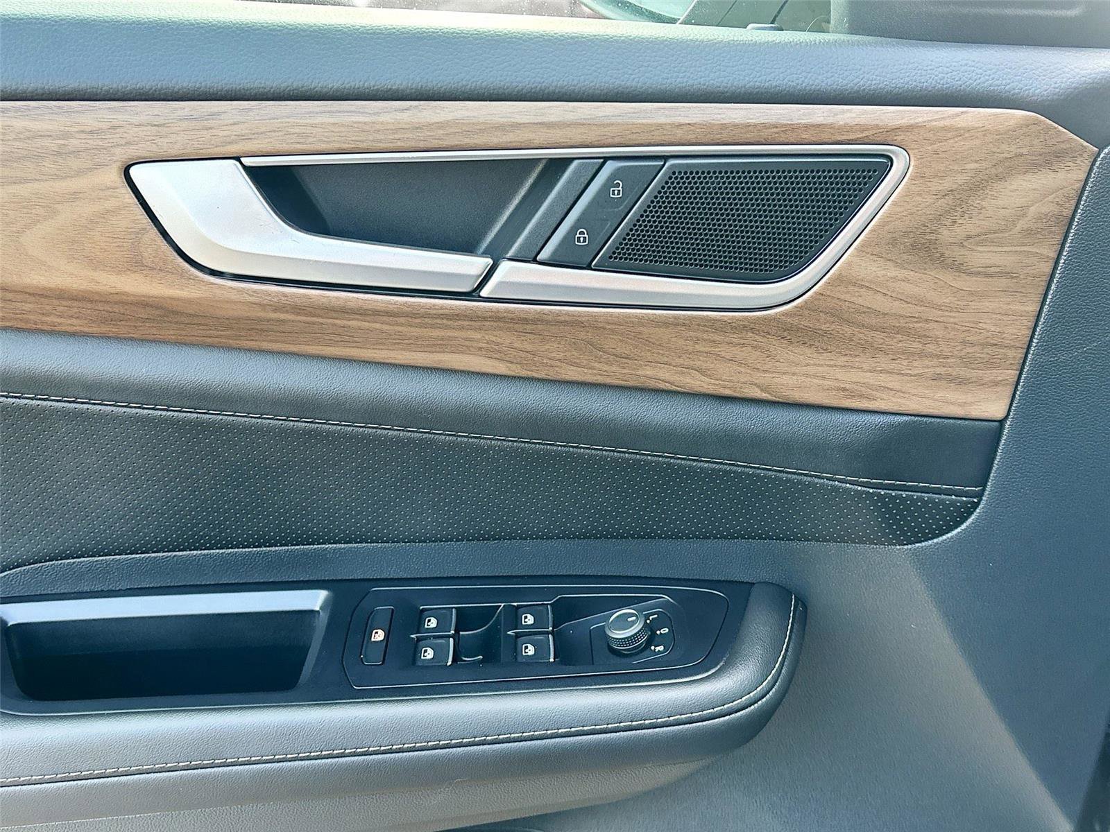 Used 2025 Volkswagen Atlas SE image 17