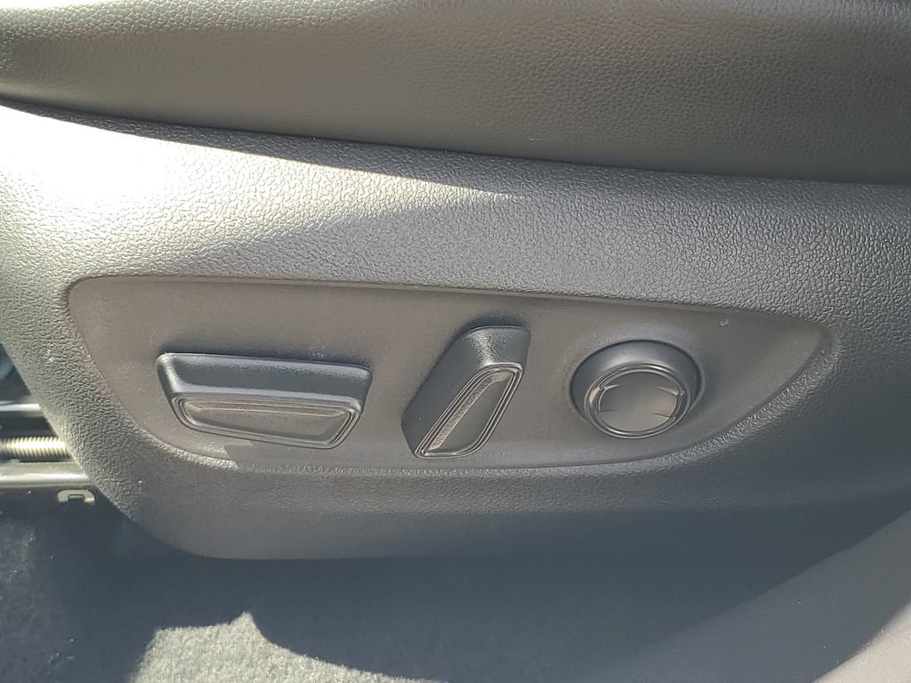 Used 2025 Toyota Highlander XLE FWD image 16