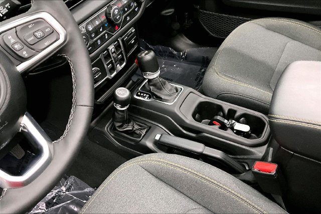 Used 2026 Jeep Wrangler Unlimited Sahara AWD/4WD image 18