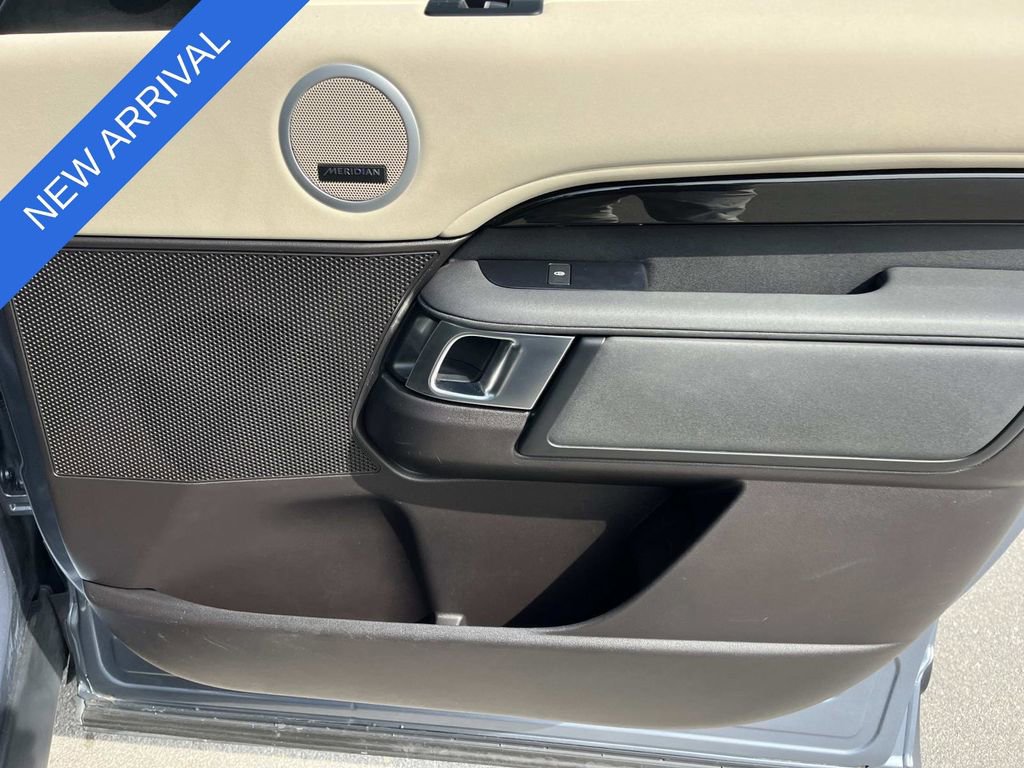 Used 2018 Land Rover Discovery SE image 25