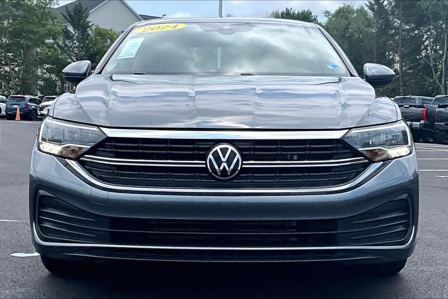 Used 2024 Volkswagen Jetta SE FWD image 3