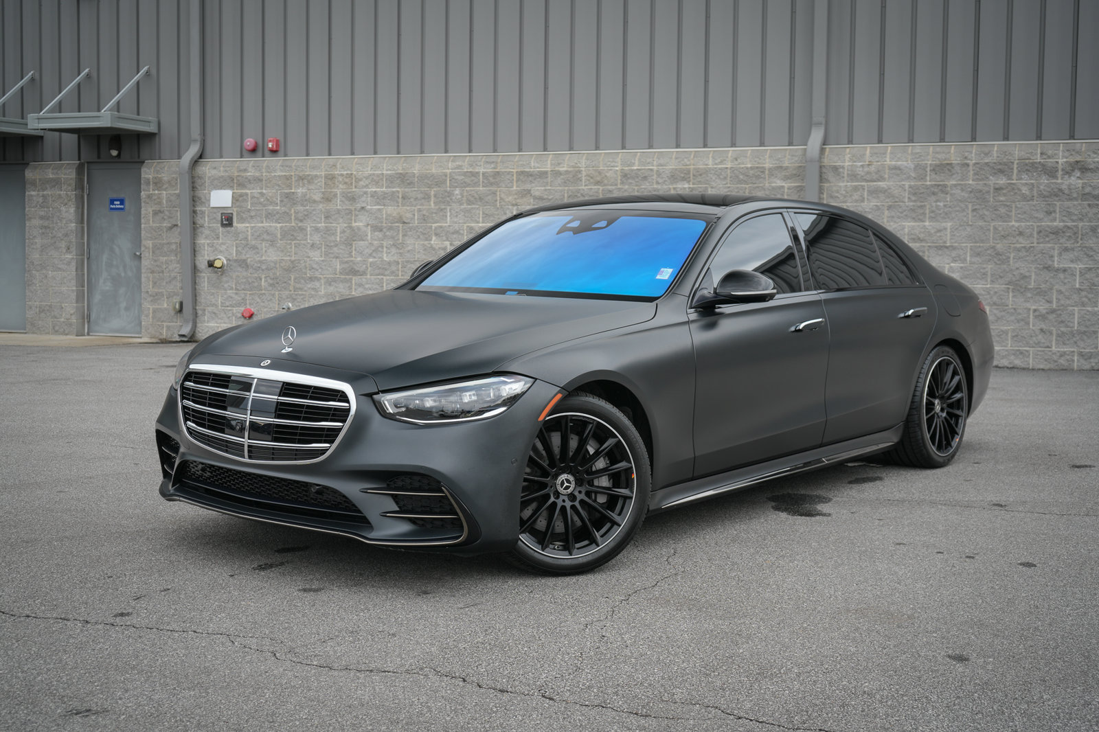 Used 2023 Mercedes-Benz S 580e 4MATIC Sedan w/ AMG Line image 3
