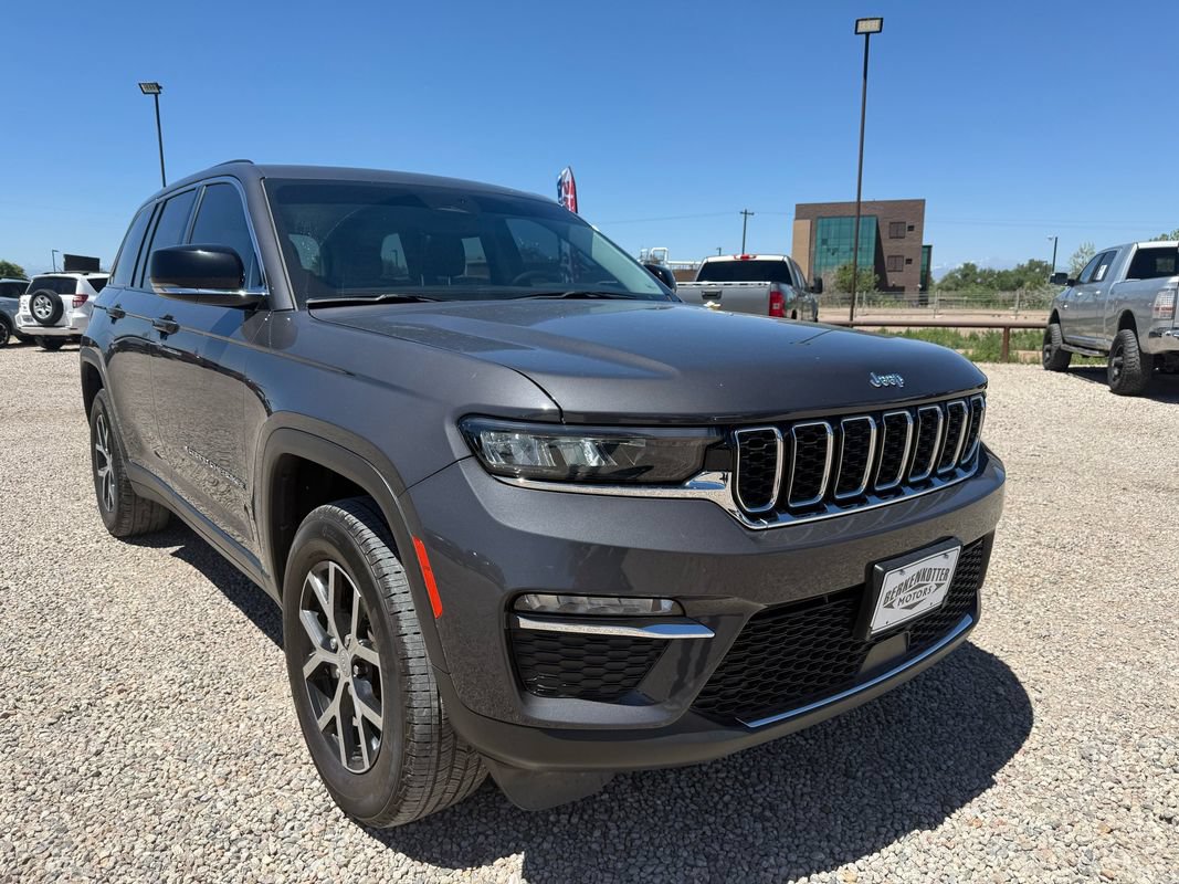 Used 2023 Jeep Grand Cherokee Limited w/ Trailer Tow Prep Group (B) AWD/4WD image 2