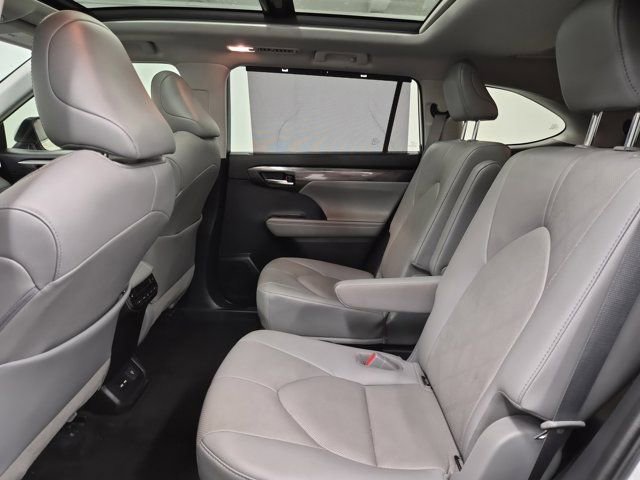 Used 2021 Toyota Highlander Platinum FWD image 17