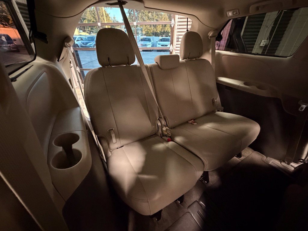 Used 2016 Toyota Sienna XLE w/ XLE Navigation Package FWD image 7