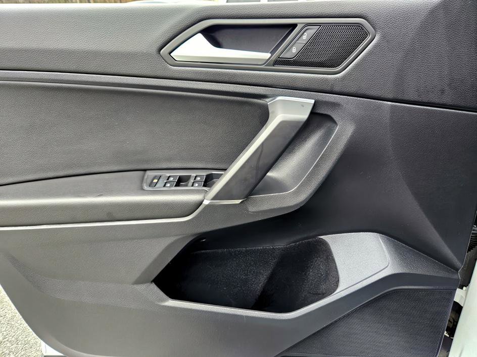 Used 2020 Volkswagen Tiguan SE image 31