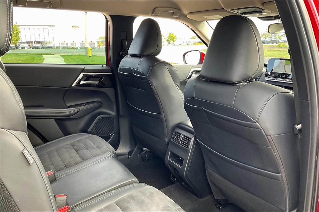 Used 2023 Mitsubishi Outlander SE image 27