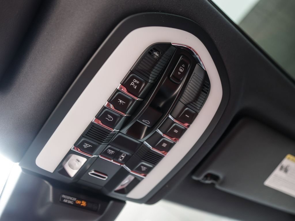 Certified 2025 Porsche Macan image 22