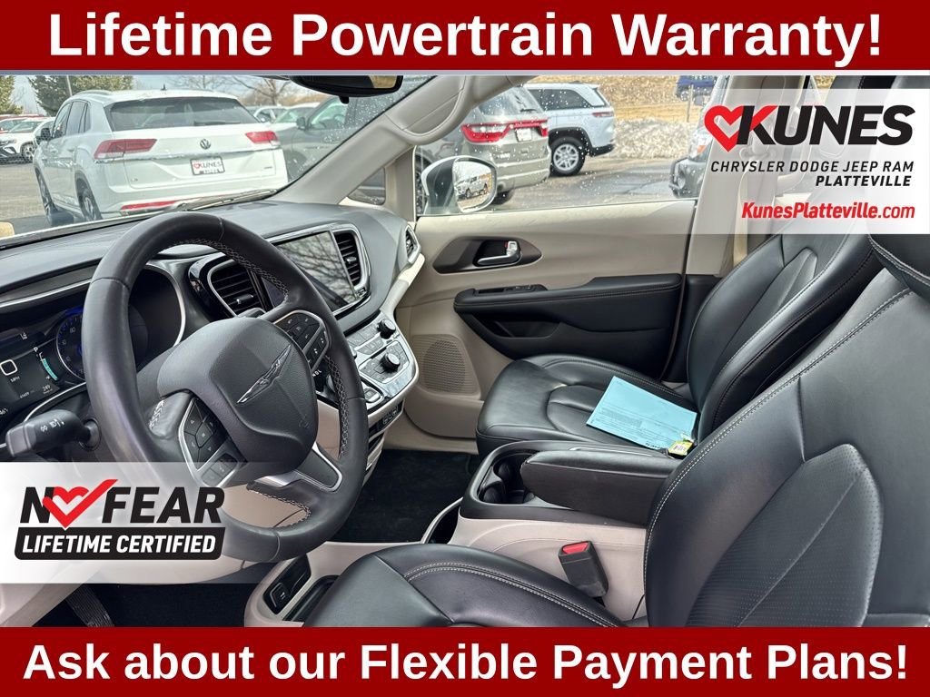 Used 2023 Chrysler Pacifica Touring-L image 12