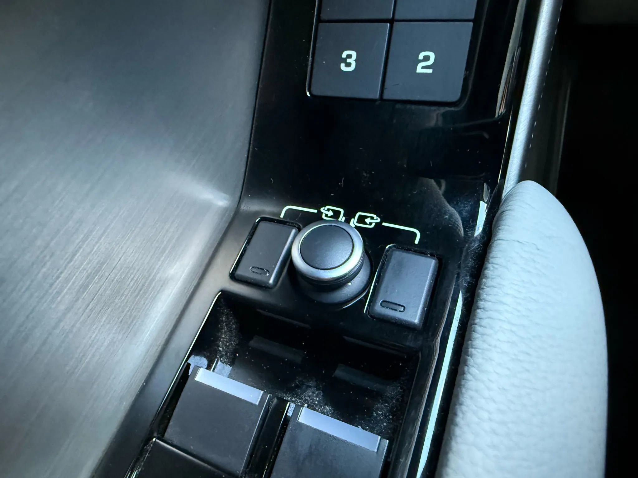 Used 2020 Land Rover Range Rover Velar R-Dynamic S image 31