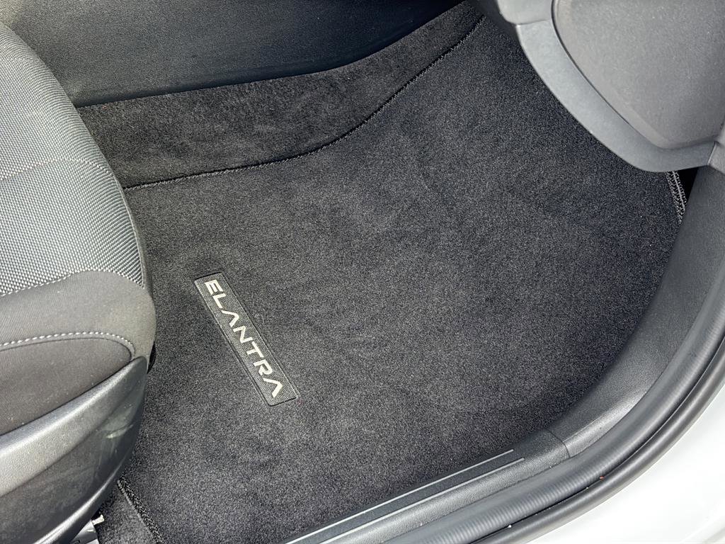 Certified 2025 Hyundai Elantra SE image 39