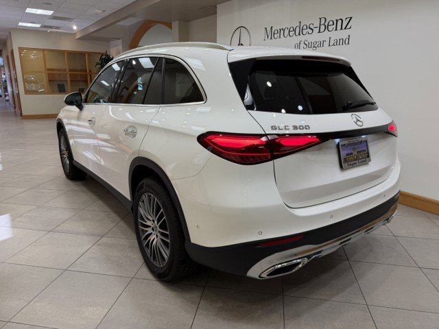 Used 2025 Mercedes-Benz GLC 300 image 3