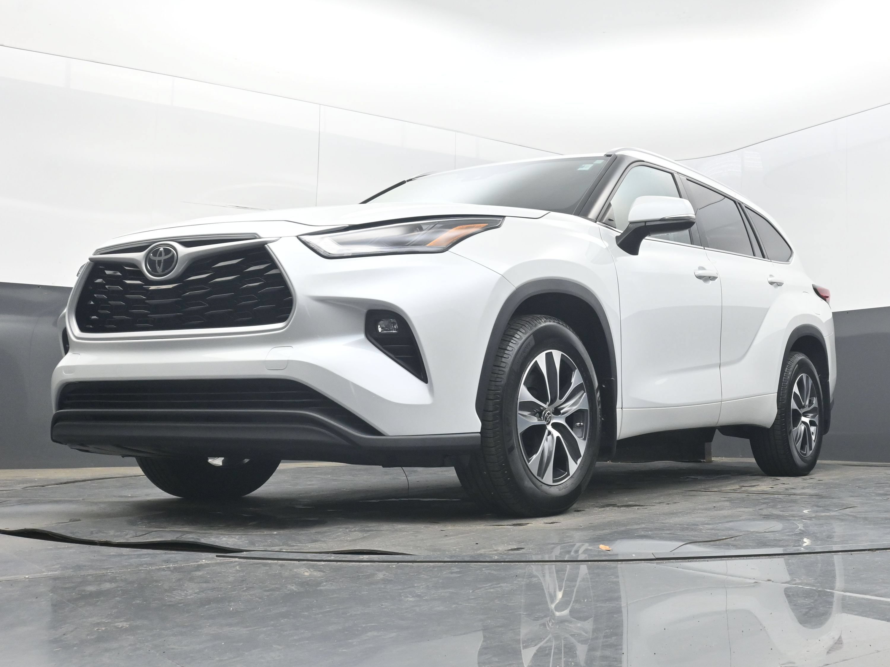 Used 2022 Toyota Highlander XLE AWD/4WD image 25