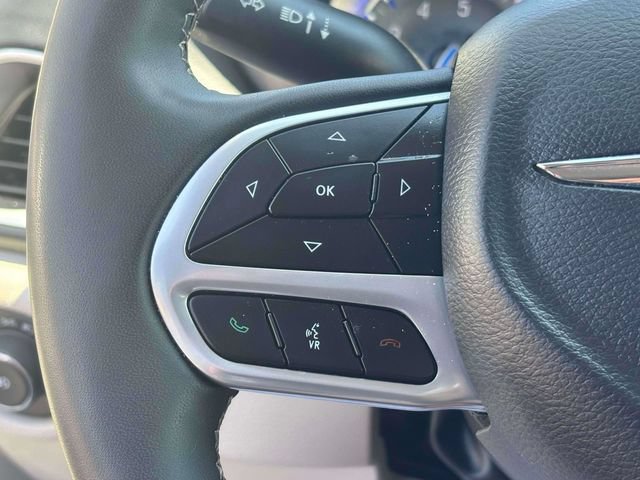 Used 2024 Chrysler Pacifica Touring-L FWD image 11