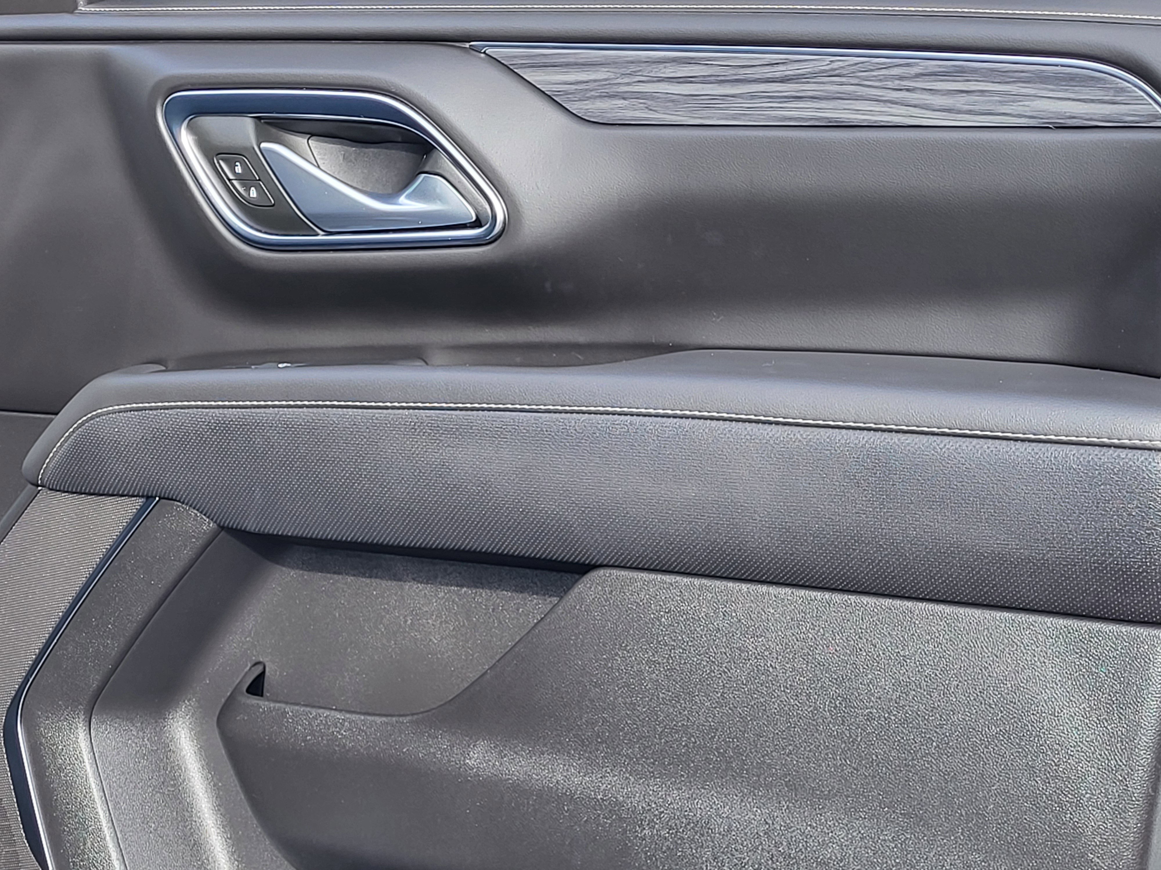 Used 2024 GMC Yukon SLT w/ SLT Luxury Package image 15