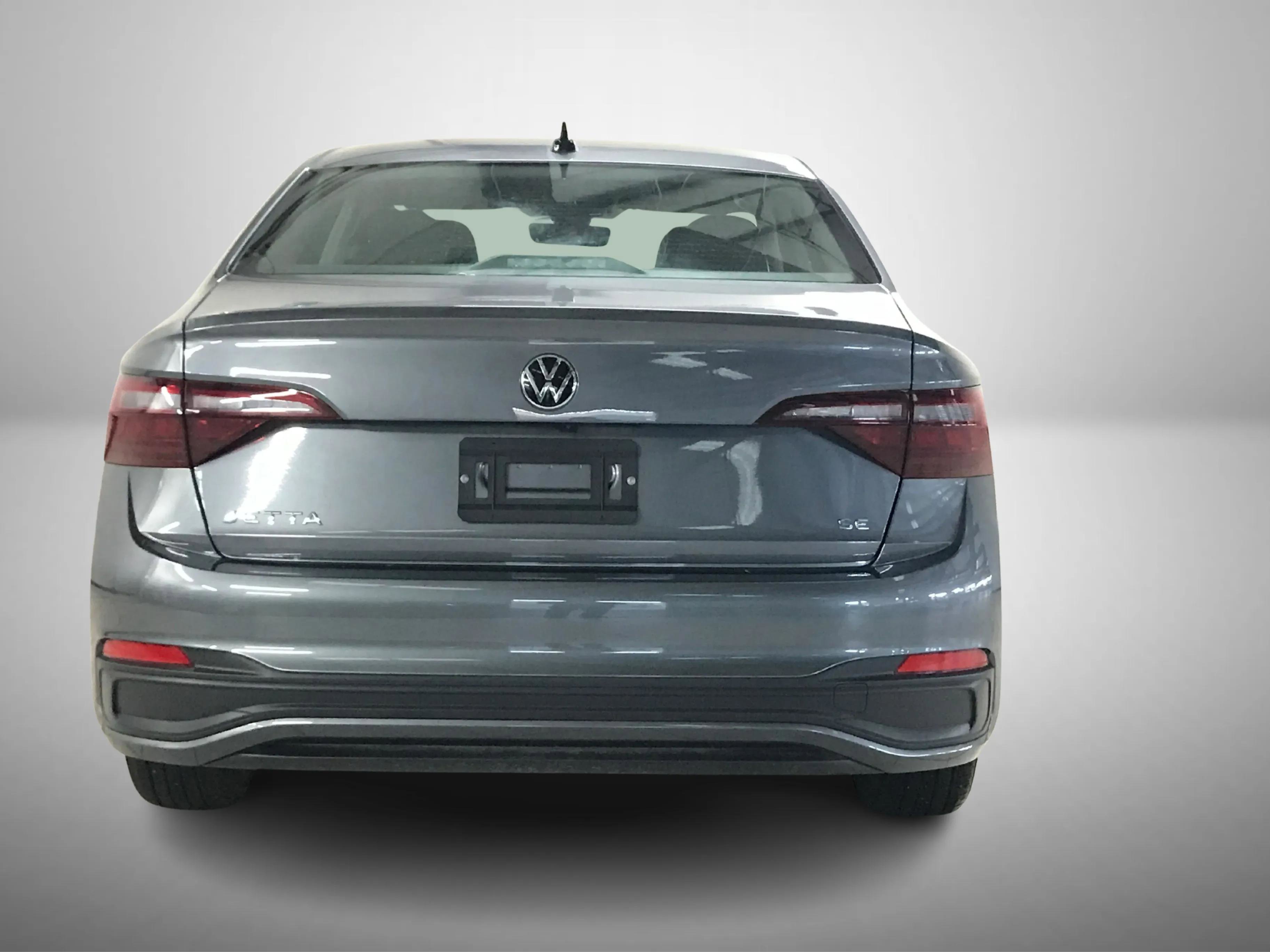 Used 2024 Volkswagen Jetta SE w/ Panoramic Sunroof Package FWD image 4