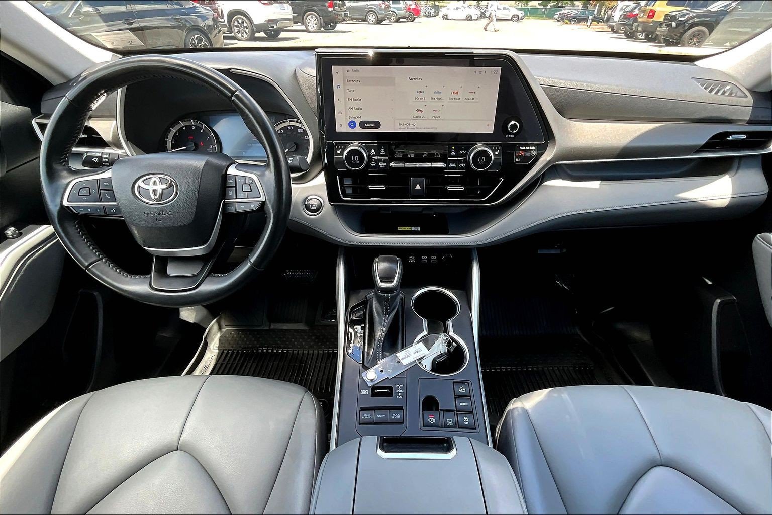 Used 2023 Toyota Highlander XLE AWD/4WD image 15