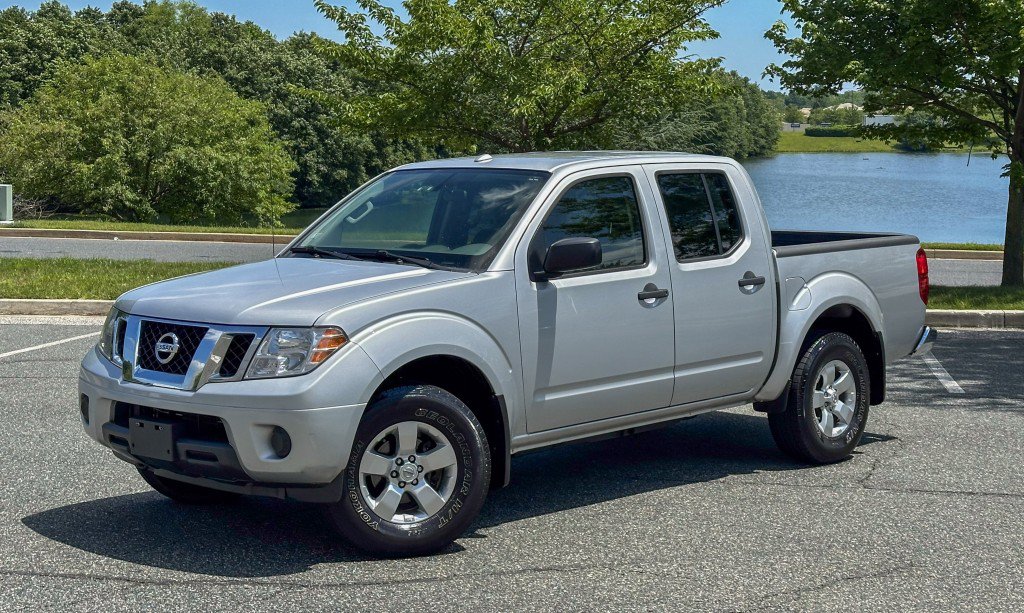 Used 2013 Nissan Frontier SV AWD/4WD image 3