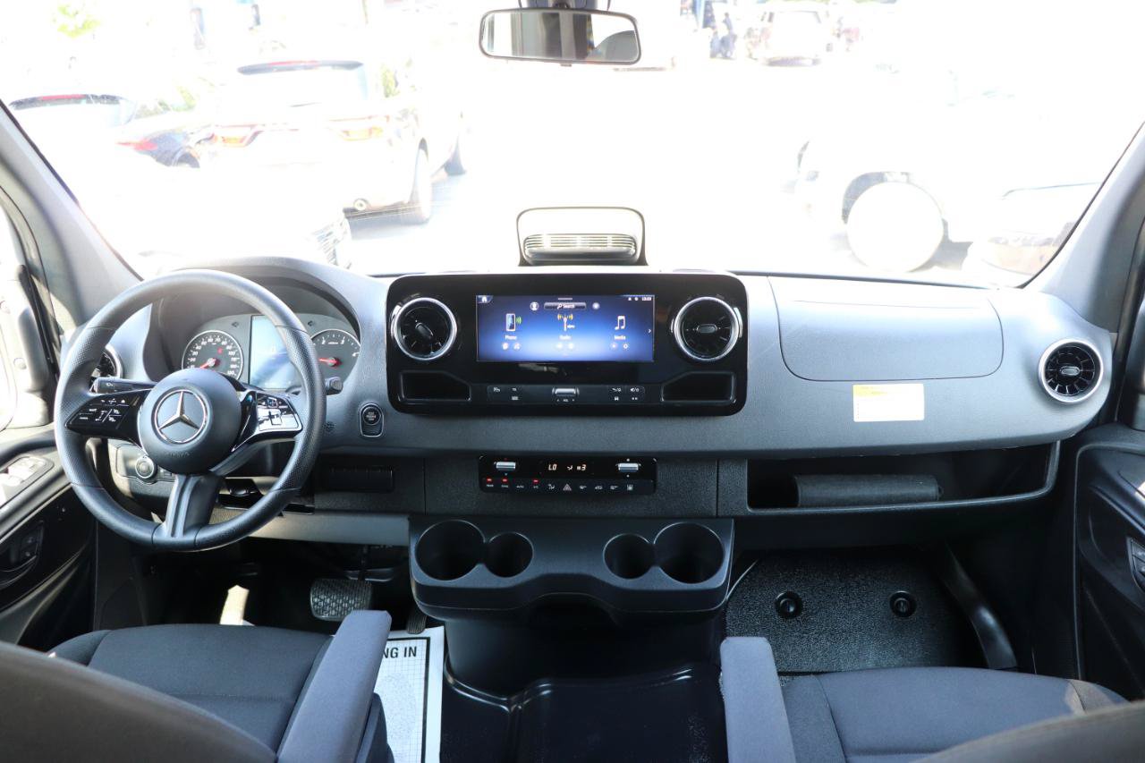 Used 2025 Mercedes-Benz Sprinter 2500 image 18