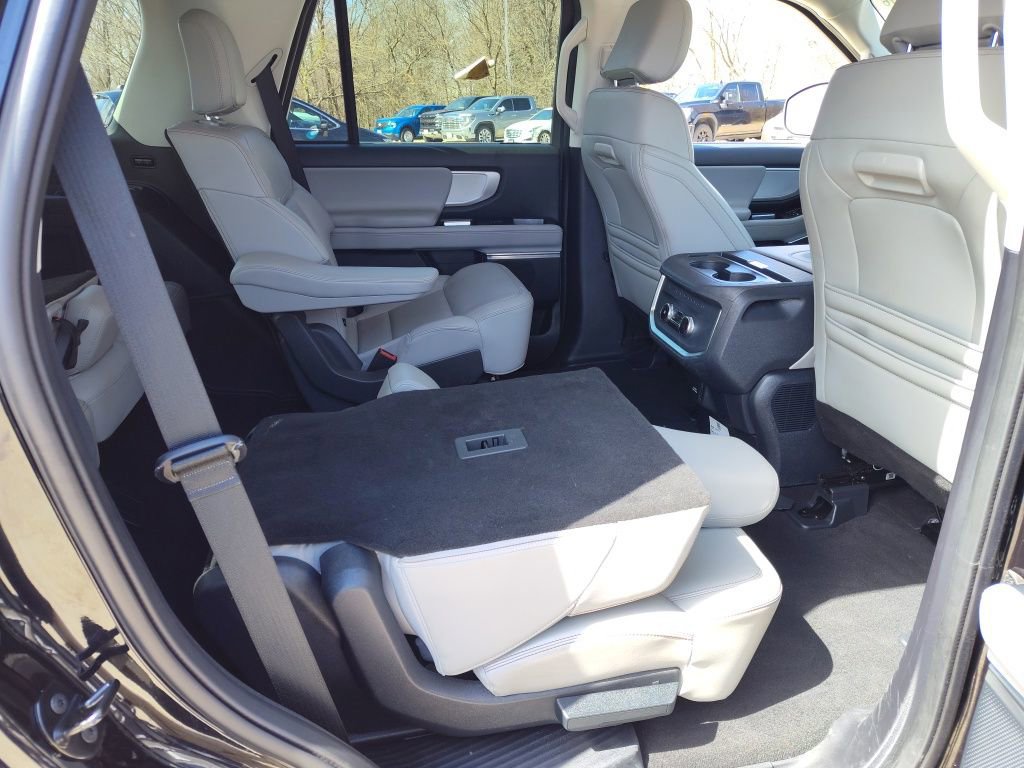Used 2025 Ford Expedition Active image 12