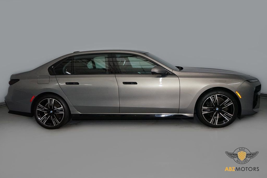 Used 2023 BMW 740i w/ Executive Package image 4