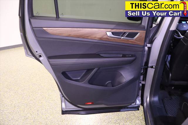 Used 2025 Volkswagen Atlas SE FWD image 32