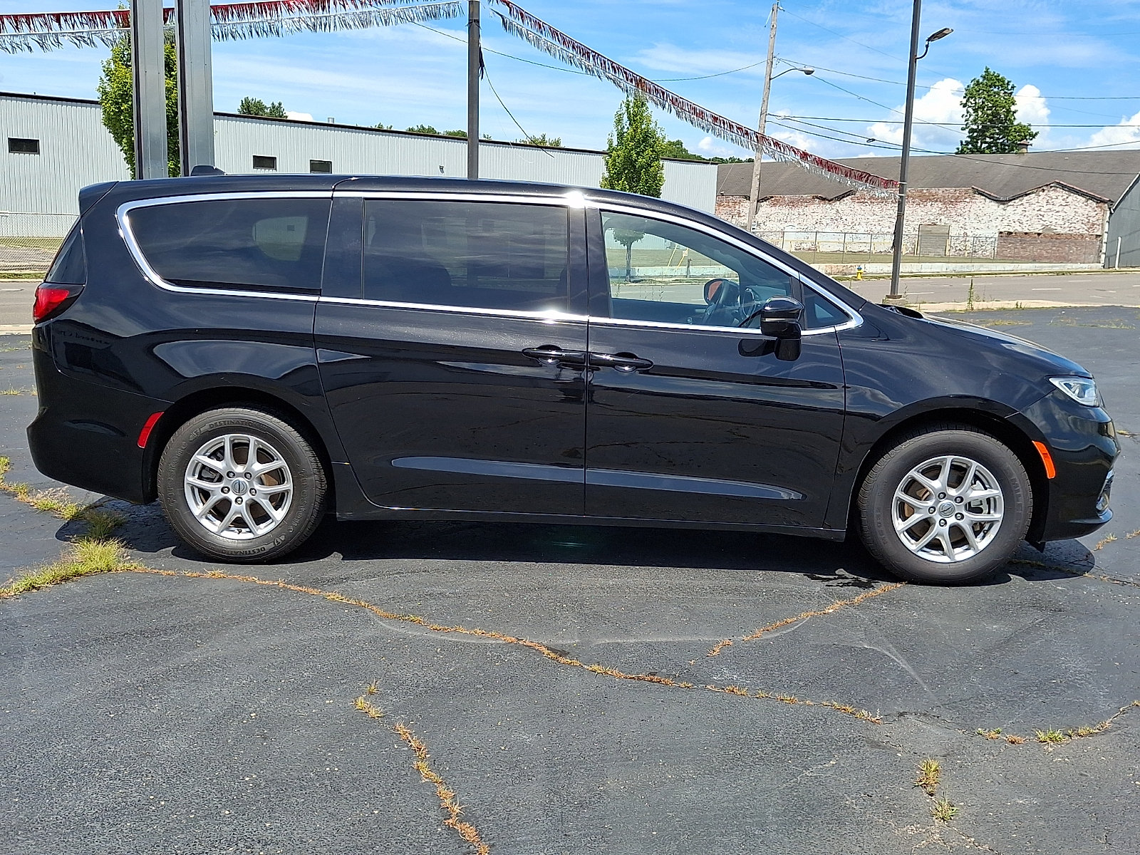 Used 2025 Chrysler Pacifica Select FWD image 8