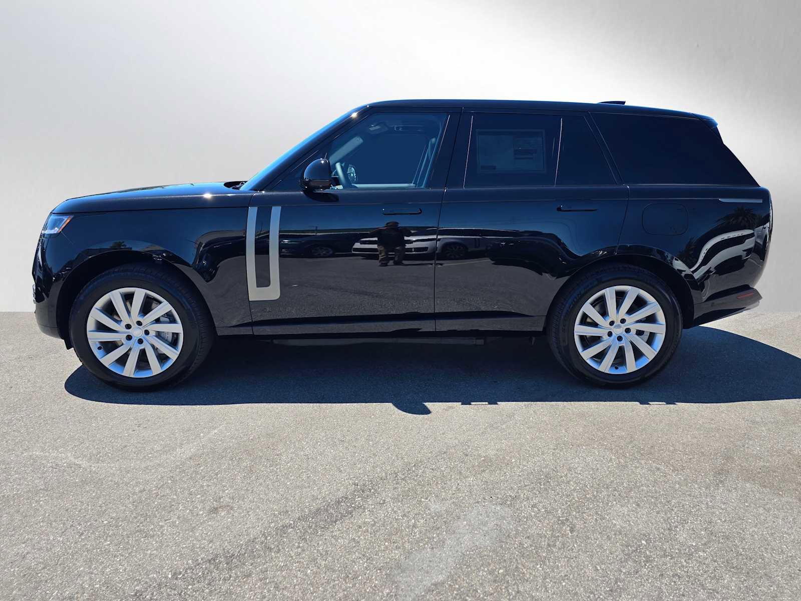 New 2025 Land Rover Range Rover SE image 2