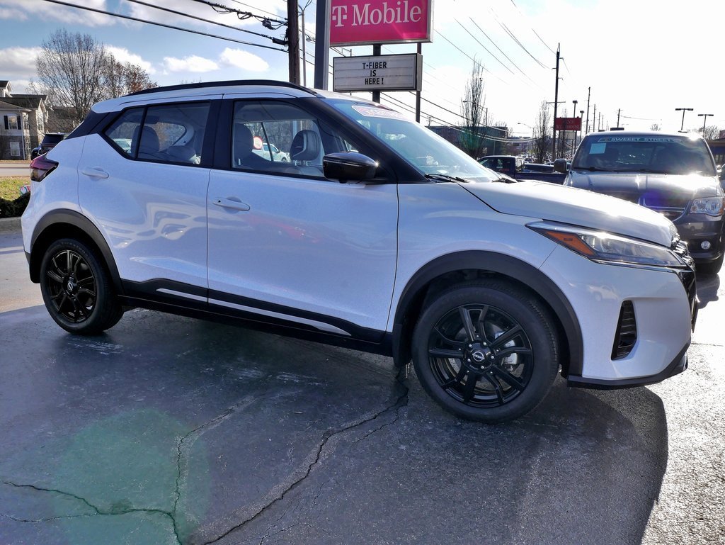 Used 2023 Nissan Kicks SR w/ SR Premium Package image 4