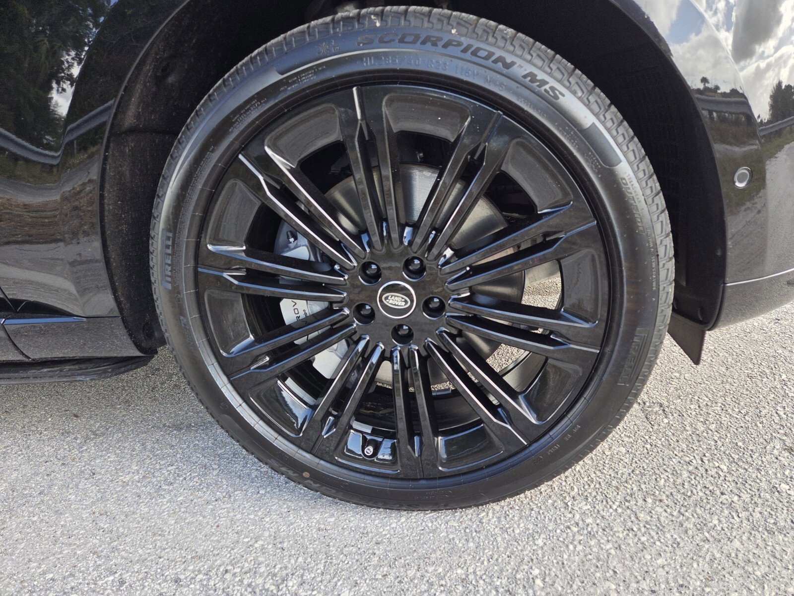 New 2025 Land Rover Range Rover Long Wheelbase SE image 9