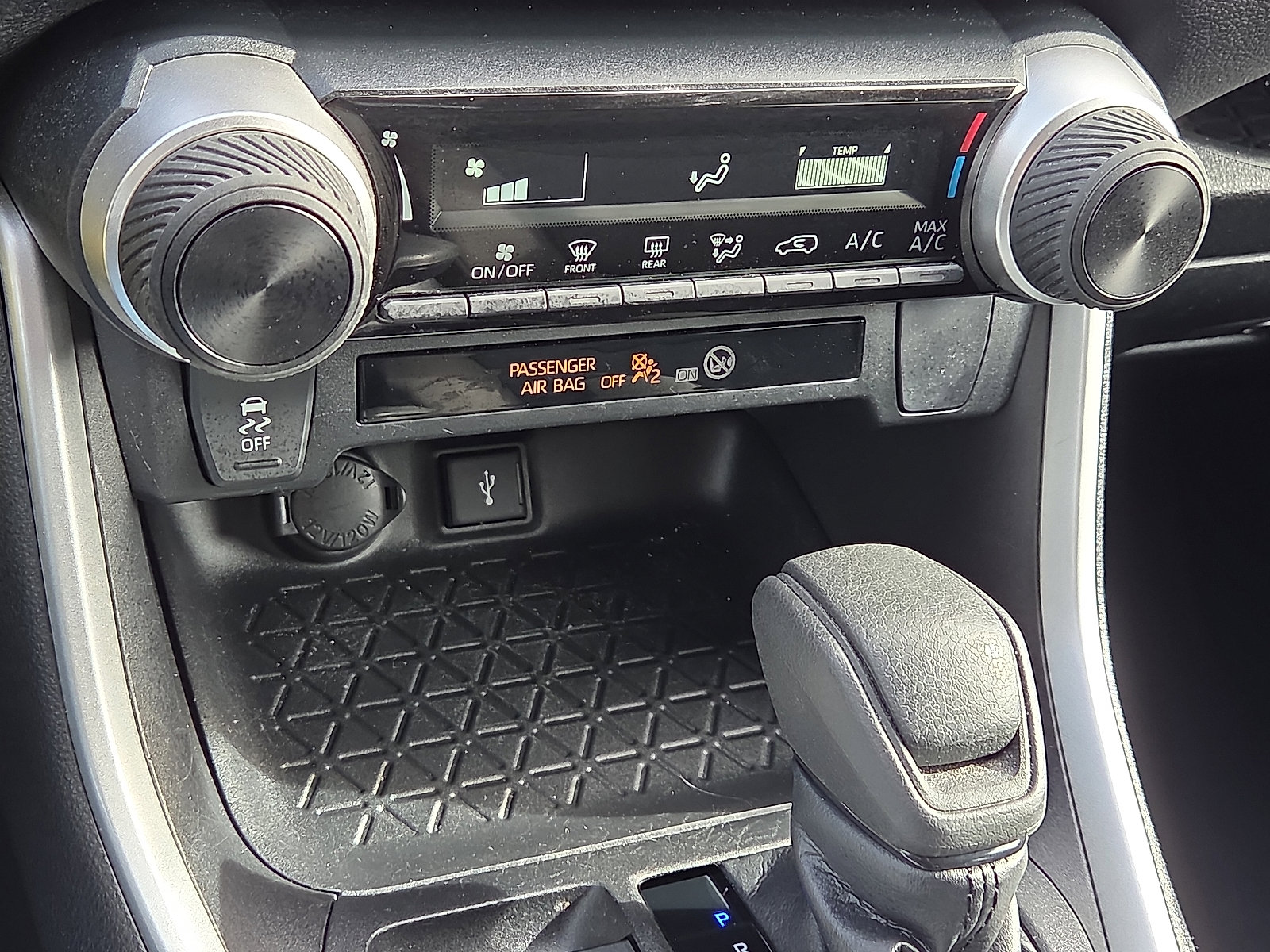 Used 2022 Toyota RAV4 LE image 18