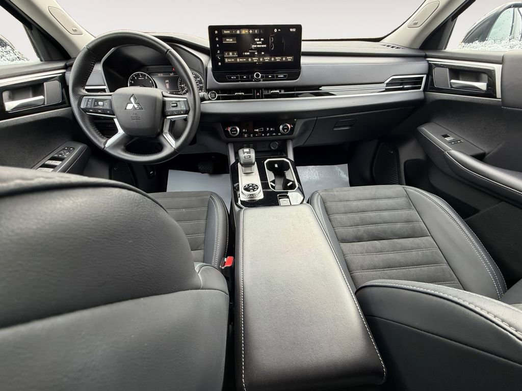 Used 2025 Mitsubishi Outlander SE image 20