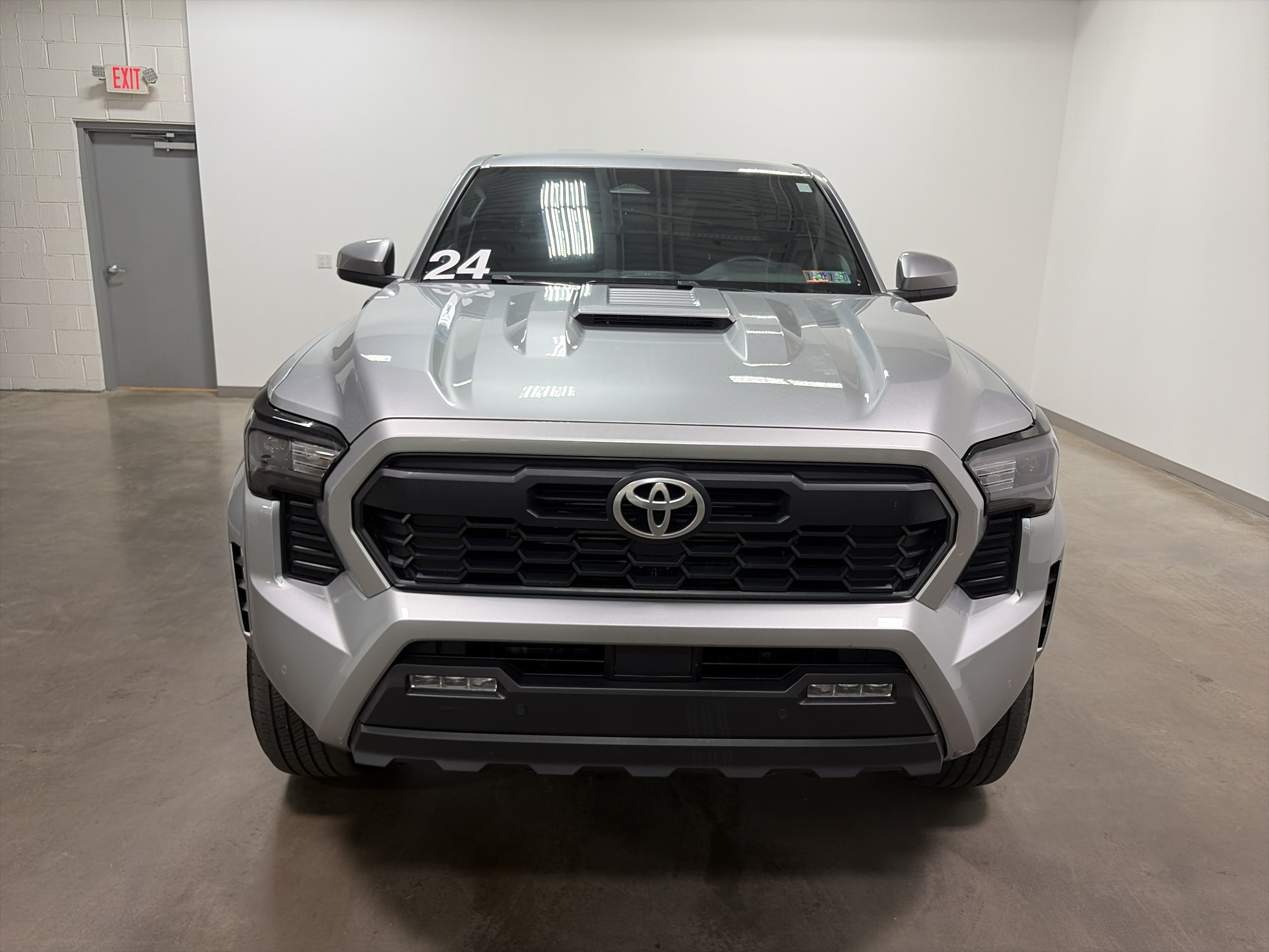 Used 2024 Toyota Tacoma TRD Sport w/ TRD Sport Upgrade Package AWD/4WD image 7
